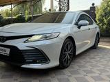 Toyota Camry 2021 года за 14 200 000 тг. в Алматы – фото 3