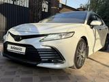 Toyota Camry 2021 года за 14 200 000 тг. в Алматы