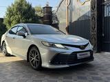 Toyota Camry 2021 года за 14 200 000 тг. в Алматы – фото 2