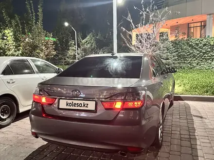 Toyota Camry 2017 года за 10 800 000 тг. в Актобе – фото 3