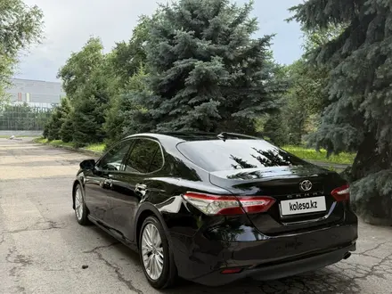 Toyota Camry 2018 года за 12 400 000 тг. в Алматы – фото 4