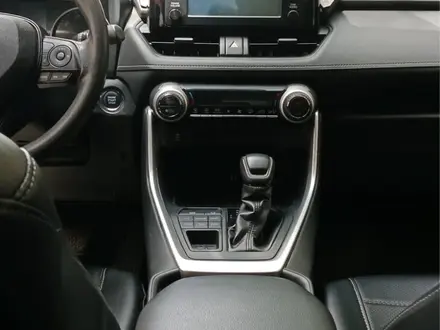 Toyota RAV4 2019 года за 12 850 000 тг. в Актобе – фото 16