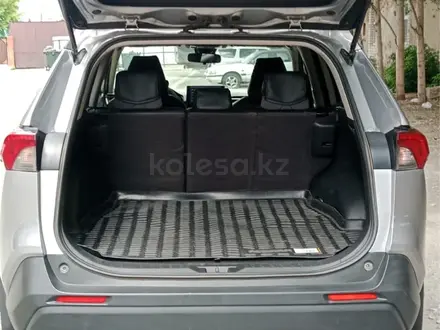 Toyota RAV4 2019 года за 12 850 000 тг. в Актобе – фото 17