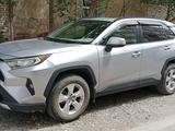 Toyota RAV4 2019 года за 12 850 000 тг. в Актобе – фото 2