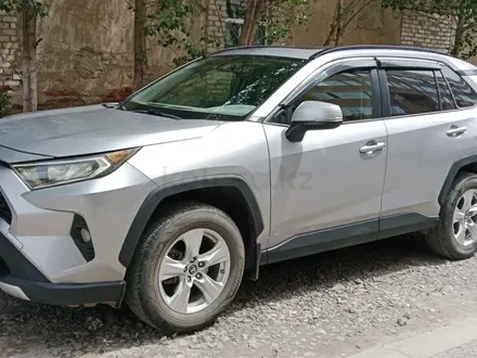 Toyota RAV4 2019 года за 12 850 000 тг. в Актобе – фото 2