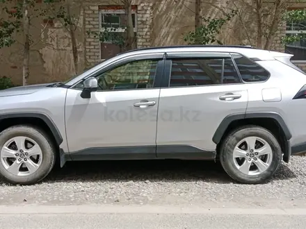 Toyota RAV4 2019 года за 12 850 000 тг. в Актобе – фото 3