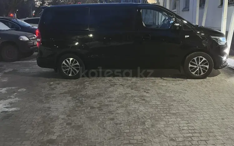 Hyundai Starex 2018 года за 13 000 000 тг. в Астана