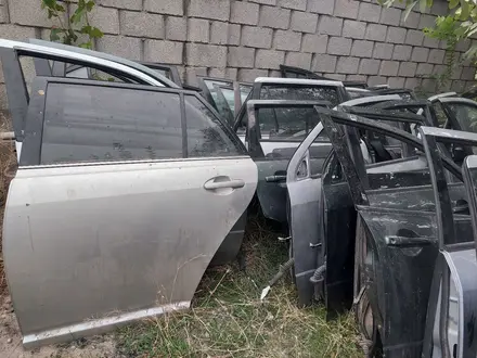 Двери на Toyota avensis 4шт за 35 000 тг. в Шымкент