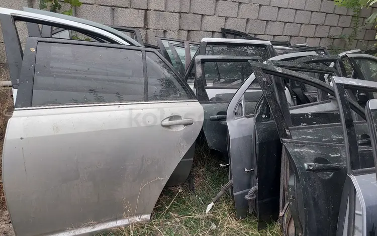 Двери на Toyota avensis 4шт за 35 000 тг. в Шымкент
