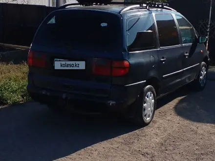 Volkswagen Sharan 1997 года за 2 350 000 тг. в Уральск – фото 2