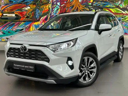 Toyota RAV4 2021 года за 18 290 000 тг. в Алматы