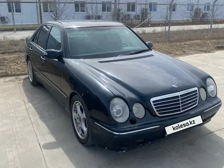 Mercedes-Benz E 320 1999 года за 3 400 000 тг. в Атырау – фото 2