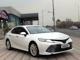 Toyota Camry 2020 года за 13 700 000 тг. в Шымкент