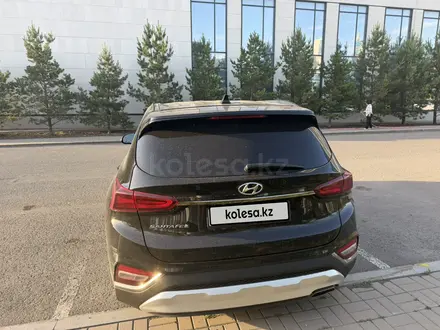 Hyundai Santa Fe 2018 года за 11 200 000 тг. в Астана – фото 3