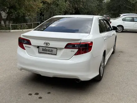 Toyota Camry 2013 года за 9 900 000 тг. в Актобе – фото 4