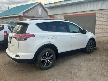 Toyota RAV4 2018 года за 13 000 000 тг. в Актобе – фото 3