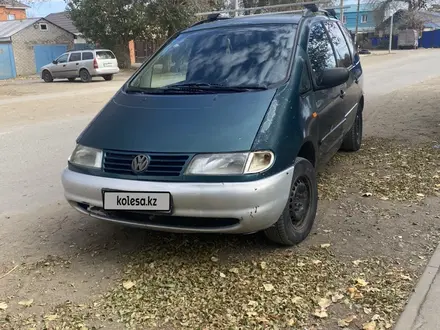 Volkswagen Sharan 1997 года за 1 200 000 тг. в Актобе