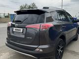 Toyota RAV4 2016 года за 12 300 000 тг. в Атырау – фото 2