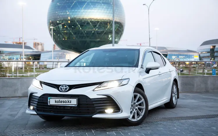 Toyota Camry 2021 года за 14 800 000 тг. в Астана