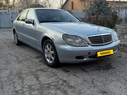 Mercedes-Benz S 320 2001 года за 3 600 000 тг. в Тараз – фото 2