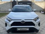 Toyota RAV4 2021 года за 15 900 000 тг. в Тараз – фото 2