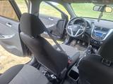 Hyundai Solaris 2013 года за 2 800 000 тг. в Актобе – фото 2