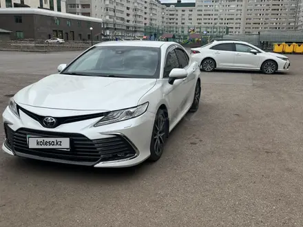Toyota Camry 2021 года за 17 990 000 тг. в Астана – фото 2