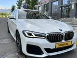 BMW 530 2022 года за 32 800 000 тг. в Алматы – фото 2