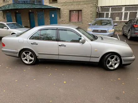 Mercedes-Benz E 240 1999 года за 3 870 000 тг. в Астана – фото 2