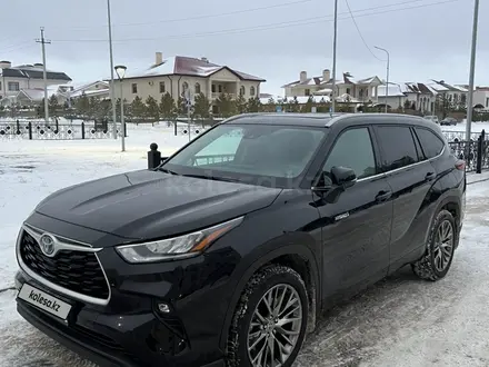 Toyota Highlander 2022 года за 24 000 000 тг. в Астана