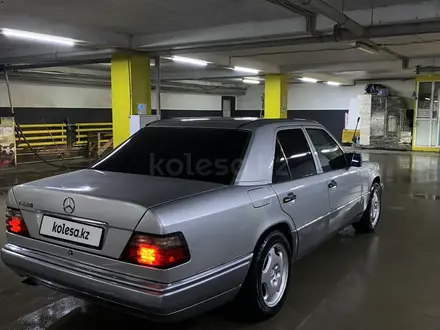 Mercedes-Benz E 220 1993 года за 3 500 000 тг. в Астана – фото 24