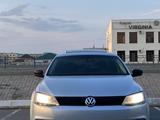 Volkswagen Jetta 2013 года за 3 100 000 тг. в Атырау – фото 2