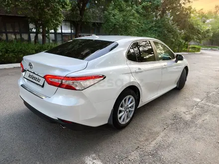 Toyota Camry 2021 года за 13 900 000 тг. в Алматы – фото 3