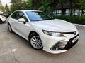 Toyota Camry 2021 года за 13 900 000 тг. в Алматы – фото 2