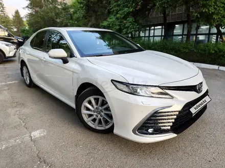 Toyota Camry 2021 года за 13 900 000 тг. в Алматы – фото 2