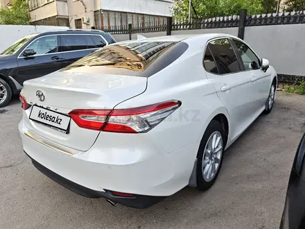 Toyota Camry 2021 года за 13 900 000 тг. в Алматы – фото 16