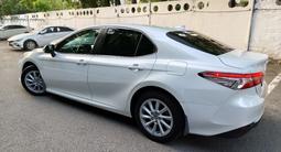 Toyota Camry 2021 года за 13 900 000 тг. в Алматы – фото 4