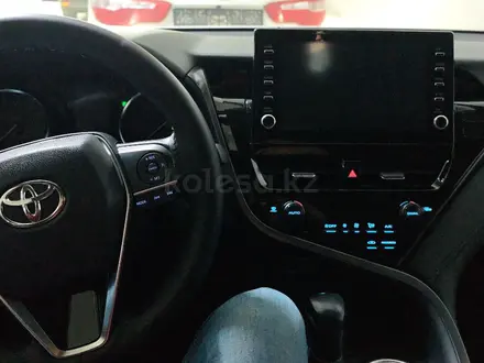 Toyota Camry 2021 года за 13 900 000 тг. в Алматы – фото 7