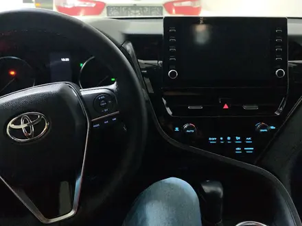 Toyota Camry 2021 года за 13 900 000 тг. в Алматы – фото 8
