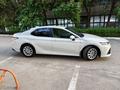 Toyota Camry 2021 года за 13 900 000 тг. в Алматы – фото 10