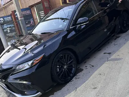Toyota Camry 2021 года за 14 500 000 тг. в Кызылорда – фото 2