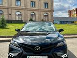 Toyota Camry 2023 года за 15 000 000 тг. в Актобе