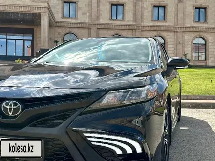Toyota Camry 2023 года за 15 000 000 тг. в Актобе – фото 4
