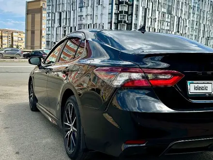 Toyota Camry 2023 года за 15 000 000 тг. в Актобе – фото 5