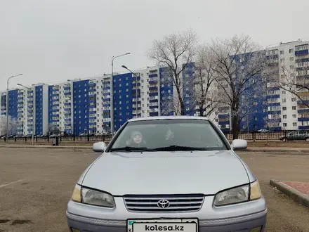 Toyota Camry 1998 года за 3 600 000 тг. в Караганда – фото 2