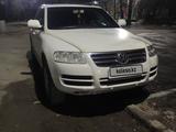 Volkswagen Touareg 2005 года за 4 500 000 тг. в Павлодар – фото 2