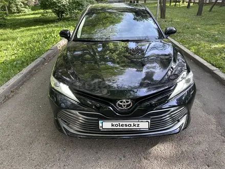 Toyota Camry 2018 года за 13 500 000 тг. в Алматы