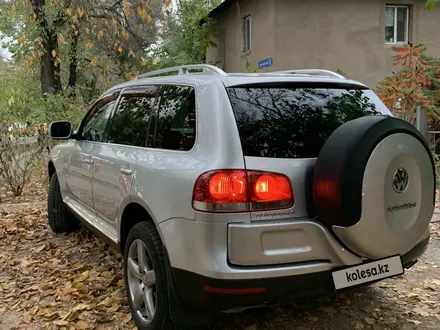 Volkswagen Touareg 2005 года за 5 200 000 тг. в Алматы – фото 9