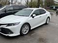 Toyota Camry 2018 года за 15 700 000 тг. в Алматы – фото 2