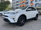 Toyota RAV4 2018 года за 13 500 000 тг. в Алматы